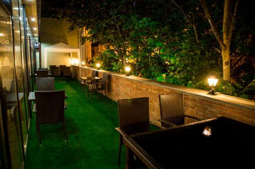 Jardín al aire libre en Hotel Marlyn