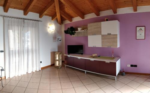 cocina con paredes de color púrpura y encimera en ECO - Villetta Arcobaleno, en Arco