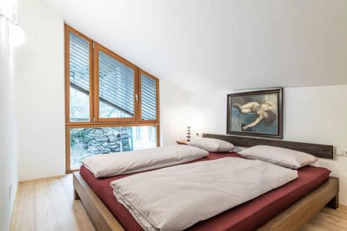 two beds in a room with two windows at Zweizimmer-Wohnung mit Schlossblick in Chiusa