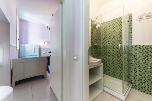 ヴェネツィアにあるAppartamento Biennaleのバスルーム(シャワー、トイレ、シンク付)