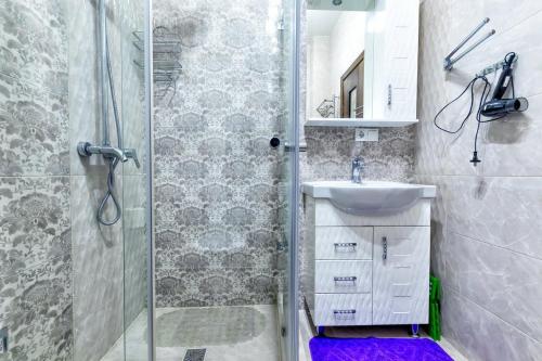 bagno con doccia e lavandino di ЖК Дипломат a Astana