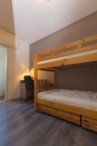 une chambre avec deux lits superposés et un bureau dans l'établissement Résidence Nadia NICE, à Nice