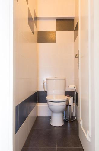 une salle de bain avec des toilettes blanches dans une chambre dans l'établissement Résidence Nadia NICE, à Nice