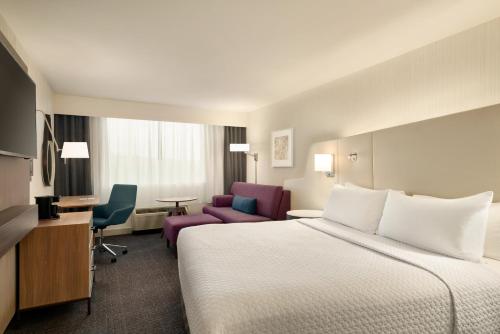 A bed or beds in a room at Crowne Plaza Hotel Philadelphia - King of Prussia, an IHG Hotel