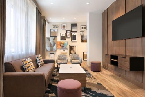 un soggiorno con un divano e una TV di Crowne Plaza Hotel Philadelphia - King of Prussia by IHG a King of Prussia