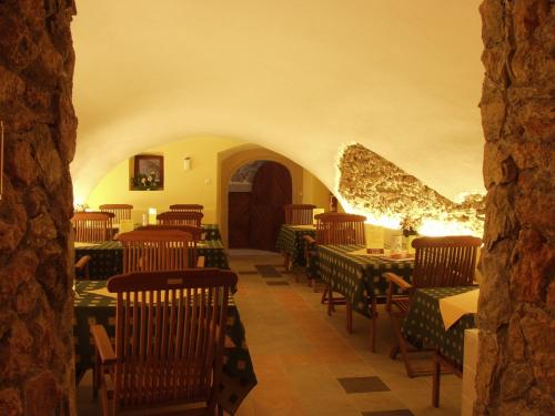 ein Esszimmer mit grünen Tischen und Stühlen in der Unterkunft Apartmany SLOS in Banská Bystrica