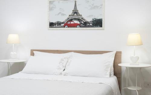 una camera con un letto e una foto della torre Eiffel di GRAPHITE HOUSE a Napoli