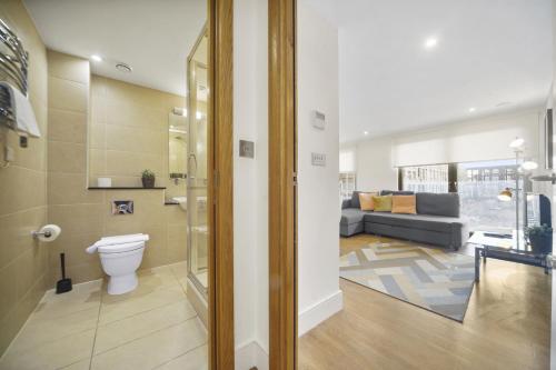 Modern Apartments in Bayswater Central London FREE WIFI & AIRCON by City Stay Aparts London في لندن: حمام مع مرحاض وغرفة معيشة