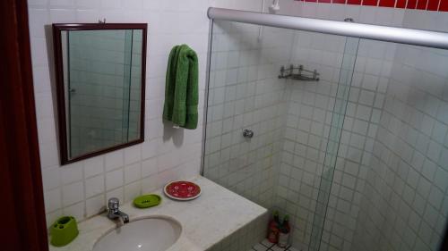 een badkamer met een wastafel en een spiegel bij Total vista mar Gamboa de Cima in Salvador