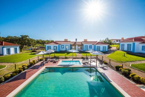 un'immagine di una piscina in una casa di Monte do Giestal - Casas de Campo & Spa ad Abela