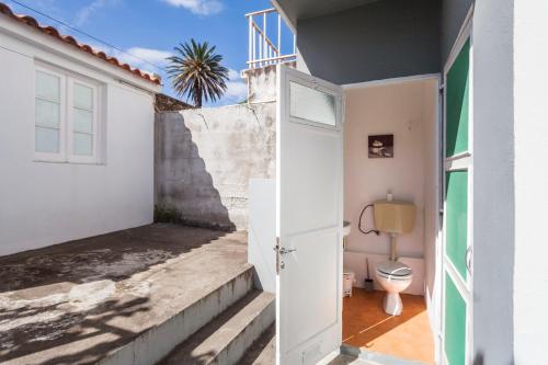 eine offene Tür zu einem Bad mit WC in der Unterkunft My home | Azores in Ponta Delgada