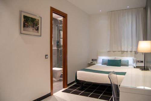 Кровать или кровати в номере Hostal Apolo