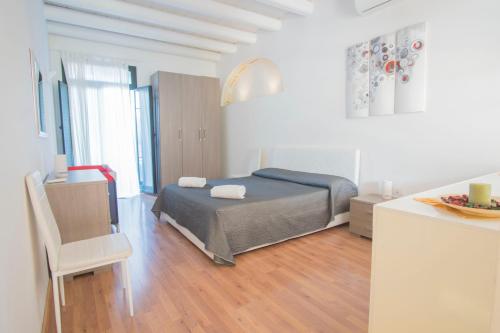 1 dormitorio con 1 cama, 1 mesa y 1 silla en Casa Gelsomino, en Palermo