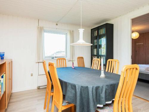 uma sala de jantar com uma mesa azul e cadeiras em 6 person holiday home in B rkop em Børkop