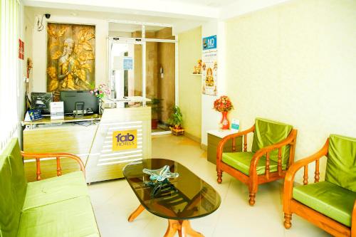 een wachtkamer met stoelen en een tafel in een kamer bij FabHotel Eleanora Inn New Town in Calcutta