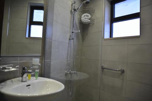 een badkamer met een wastafel en een douche bij سما عمان للشقق الفندقية Sama Amman Hotel Apartments in Amman