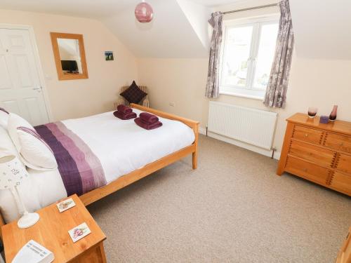 um quarto com uma cama e uma mesa de madeira em The Laurels em Haverfordwest