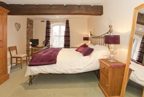 Un dormitorio con una cama grande y una ventana en River View, en York
