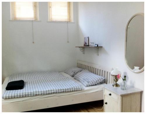 
Ein Bett oder Betten in einem Zimmer der Unterkunft Ferienwohnung Künstlerhaus Am Kurpark
