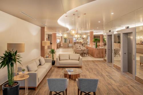 a living room with a couch and a table at Intercity Curitiba Batel in Curitiba