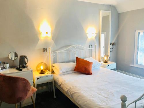 Postel nebo postele na pokoji v ubytování Hardwick Arms Hotel
