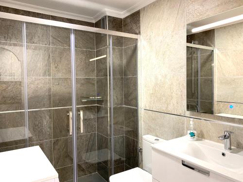 オリフエラ・コスタにあるAldeas De Aguamarina Cabo Roigのバスルーム(シャワー、トイレ、シンク付)