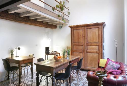 sala de estar con mesa de madera y sillas en Alphabed & Bike, en Gante