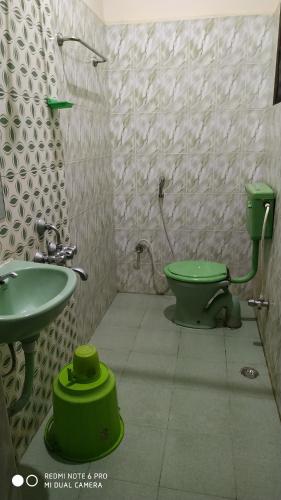 A bathroom at Barnabas Homestay