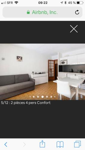 une photo d'un salon avec un canapé et une table dans l'établissement appartement a six fours/le brusc, à Six-Fours-les-Plages
