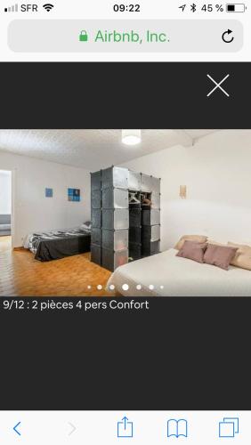 une photo d'une chambre avec un lit dans une pièce dans l'établissement appartement a six fours/le brusc, à Six-Fours-les-Plages