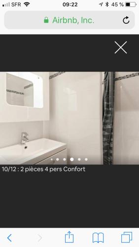 d'une salle de bains avec lavabo et miroir. dans l'établissement appartement a six fours/le brusc, à Six-Fours-les-Plages