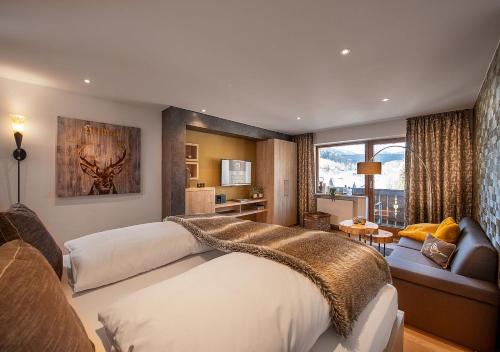 Postel nebo postele na pokoji v ubytování Bayern Resort Hotel - Adults only - mit Zugspitzblick - Eibsee-Nähe - Wellnessbereich - Naturpool im Sommer