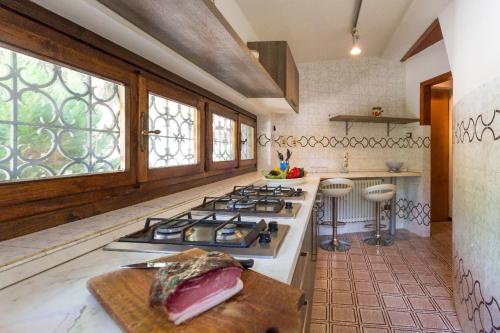 cocina con fogones en una habitación en Panoramic View Village of Villa Luigina Cortona, en Castiglion Fiorentino