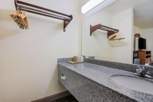 Un baño de Econo Lodge & Suites Brinkley