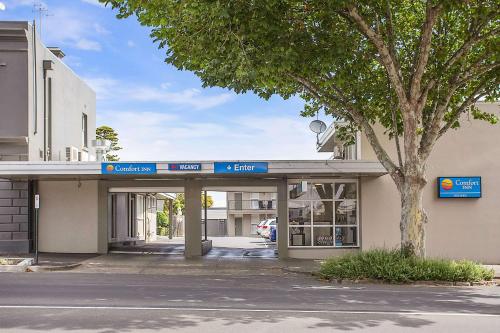 an office building with a sign in front of it at Comfort Inn Western in Warrnambool