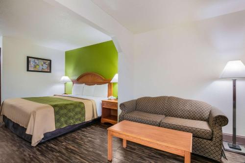 Una cama o camas en una habitación de Econo Lodge & Suites Brinkley