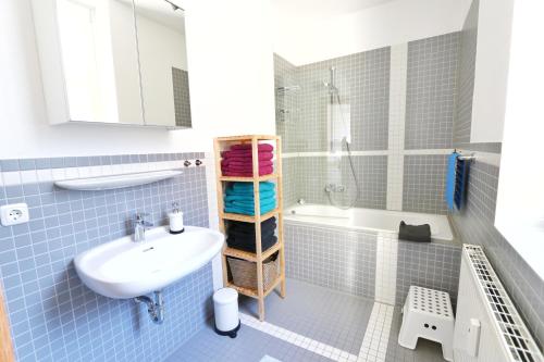 a bathroom with a sink and a bath tub at Zum Sülztor in Lüneburg