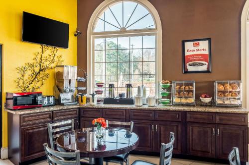 Econo Lodge Acworth East في أكوورث: مطبخ مع طاولة و نافذة كبيرة