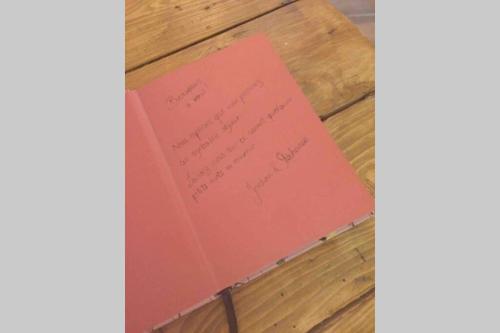 馬爾格里特的住宿－STUDIO TOUT ÉQUIPÉ，一张粉红色的笔记本,在桌子上写