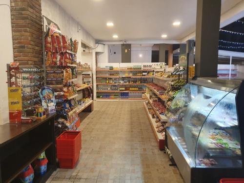 Σούπερ μάρκετ ή άλλα καταστήματα σε αυτό το ξενοδοχείο διαμερισμάτων ή εκεί κοντά