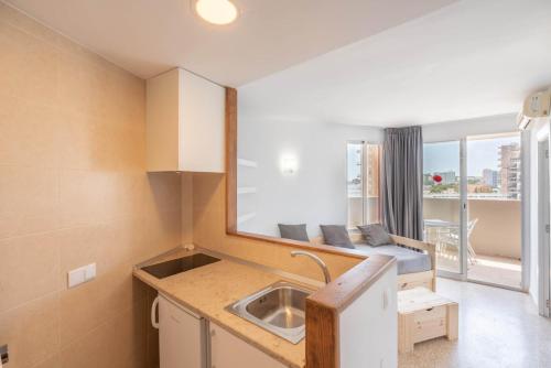 Kjøkken eller kjøkkenkrok på Magalluf Playa Apartments - Adults Only