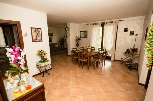 uma sala de estar e de jantar com mesa e cadeiras em B&B La Dimora delle Calendule em Virgilio