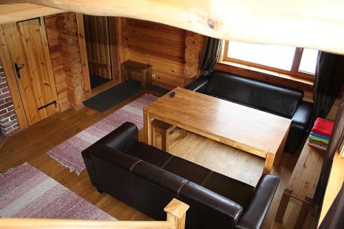 an overhead view of a living room with a couch and a table at Vana-Laane Puhkemaja in Otepää