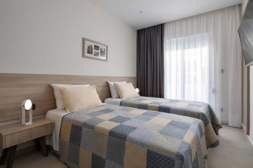 En eller flere senge i et værelse på Kallia Sea Breeze - 3 Bedroom Apartment