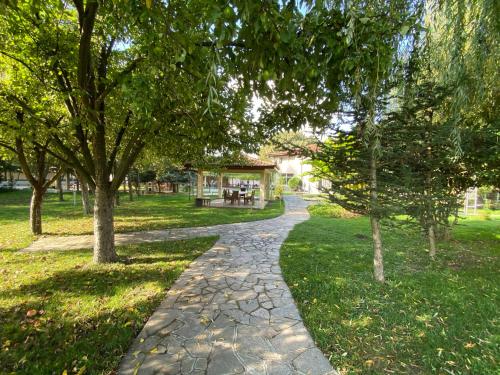 Jardín al aire libre en Yaev Family Hotel