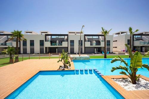 Bazén v ubytování Oasis Beach El Raso Guardamar nebo v jeho okolí