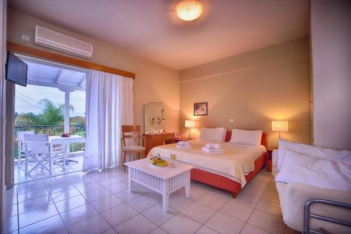 Postel nebo postele na pokoji v ubytování Theoxenia Hotel Apartments
