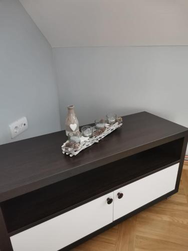 a black and white table with a black counter top at Apartman Jela in Nova Varoš