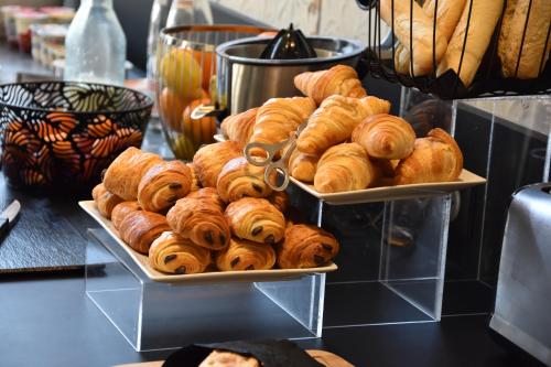 2 plateaux de pâtisseries exposés dans une boulangerie dans l'établissement Hôtel Mercure Thionville Centre Porte du Luxembourg, à Thionville