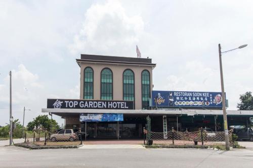 Hutan Melintang的住宿－Top Garden Hotel，一座顶级花园酒店大楼,前面设有停车场
